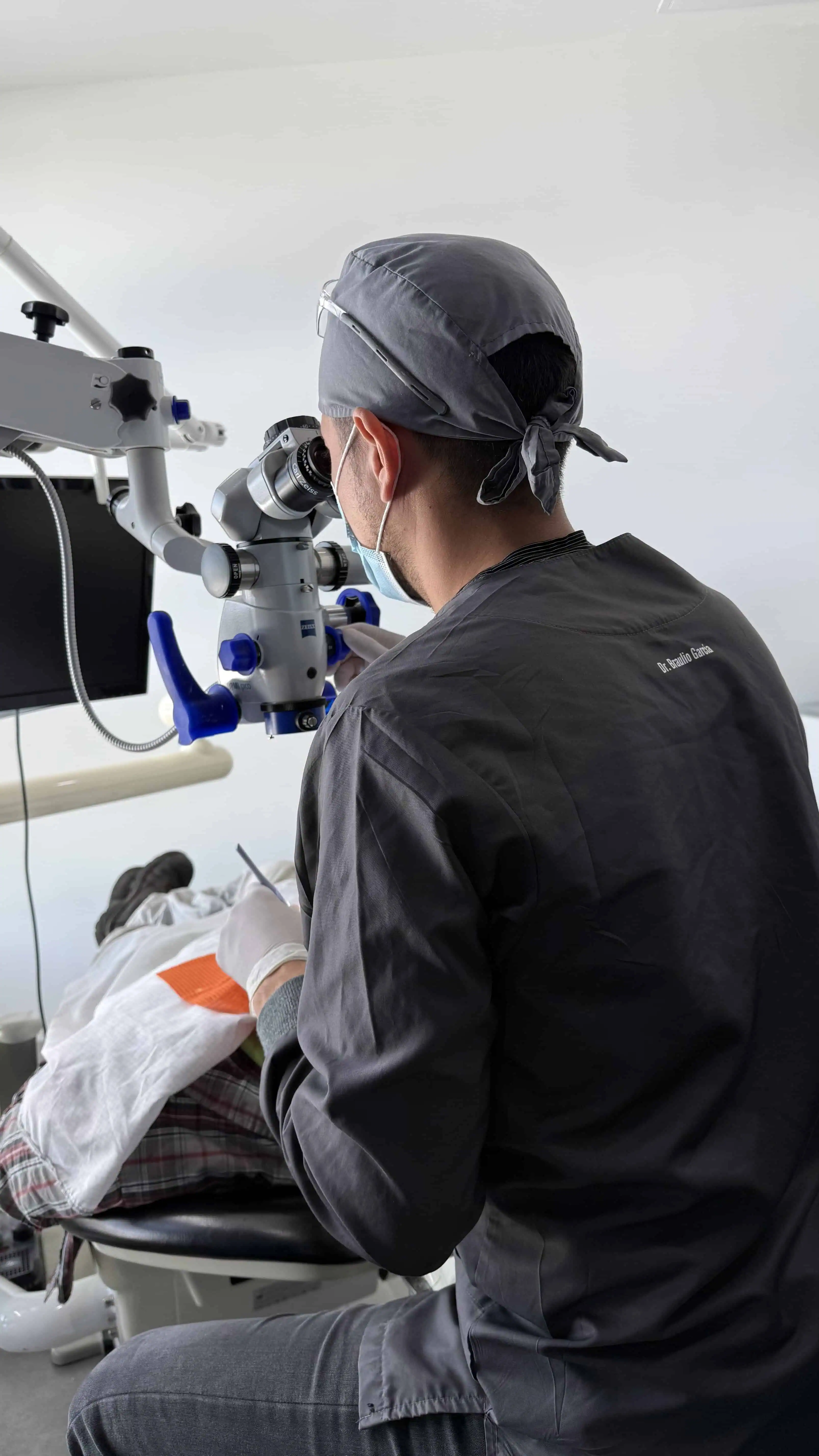 Braulio García atendiendo en su clínica dental en Guatemala